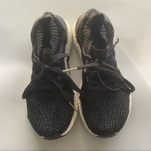 ADIDAS KIDS ULTRABOOST SNEAKER SIZE 5.5